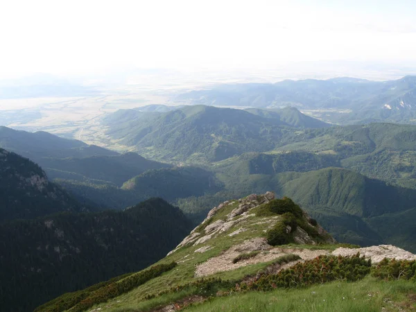 Schöne sommerliche Berglandschaft aus Bergrücken — Stockfoto