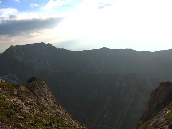 Schöne sommerliche Berglandschaft mit Bergrücken — Stockfoto