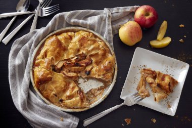 Rustik elmalı turta sunulmakta