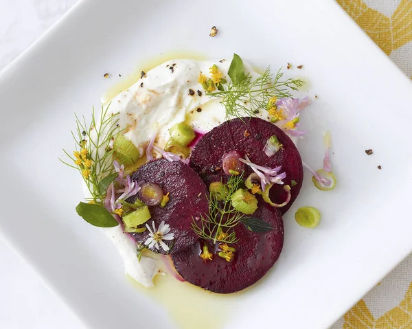Gourmet beet and herb salad on a white square plate — Stock Photo, Image