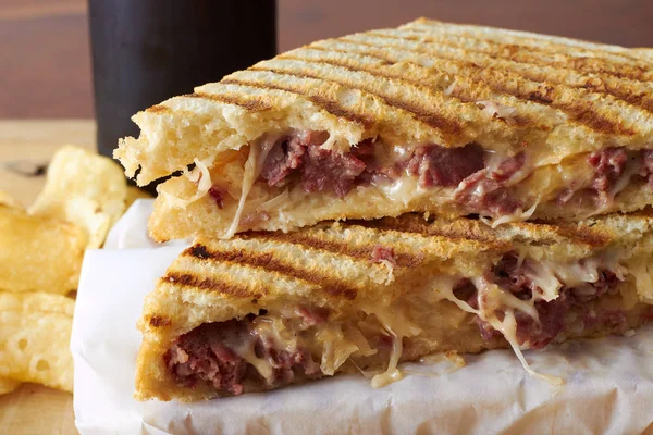 Grillad panini smörgås med kött och ost — Stockfoto