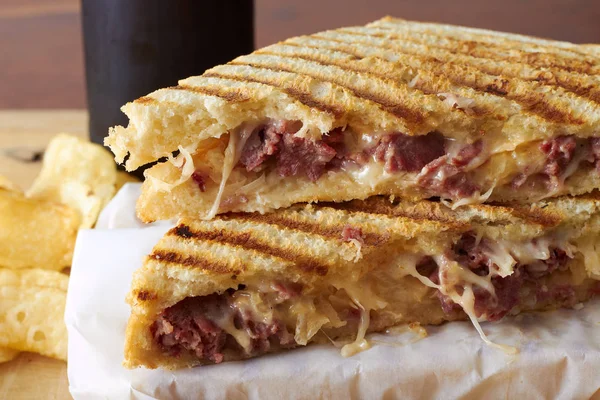 Grillezett panini szendvics, a hús és a sajt Stock Kép