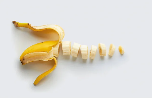 Szeletelt banán héj fehér alapon Jogdíjmentes Stock Fotók