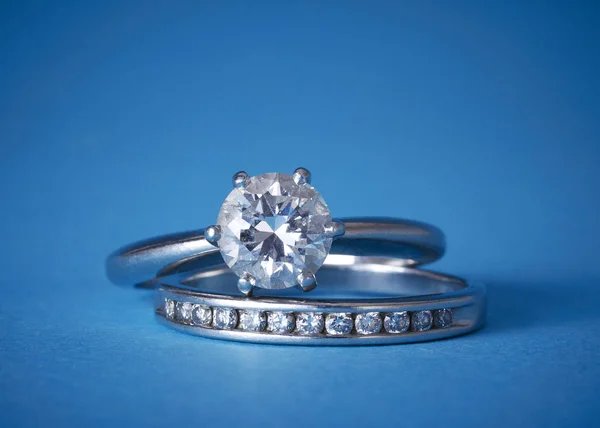 Gyémánt esküvői zenekar és eljegyzési gyűrű szett Stock Fotó