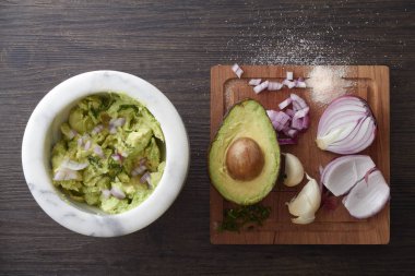 Otantik guacamole yapılıyor