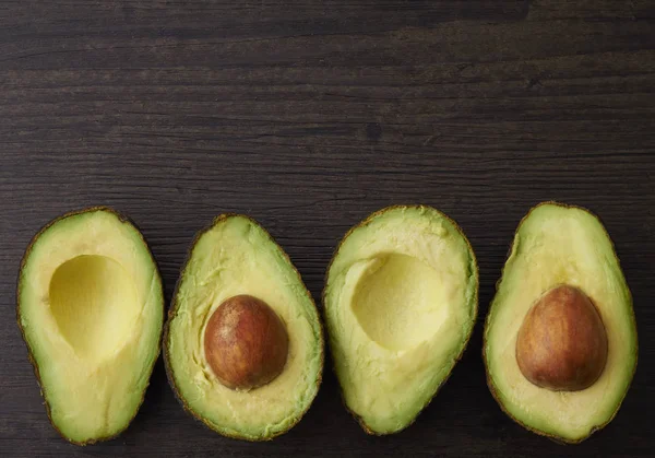 Skär avokado halvor och frön — Stockfoto