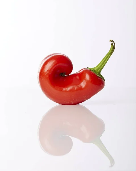 Fodros Fényes Red Hot Chili Paprika Egy Fehér Felületre Jogdíjmentes Stock Fotók