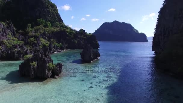 Drone felvételeket a Cadlao sziget lagúna közelében El Nido a Palawan Fülöp-szigetek — Stock videók