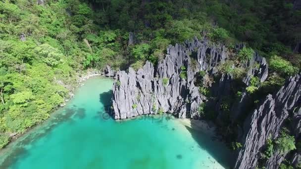 Drone felvételeket a Cadlao sziget lagúna közelében El Nido a Palawan Fülöp-szigetek — Stock videók