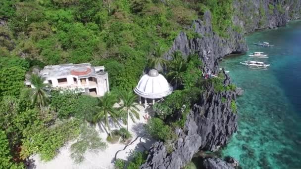 Drone görüntüleri, Matinloc tapınak ada El Nido Palawan Filipinler — Stok video