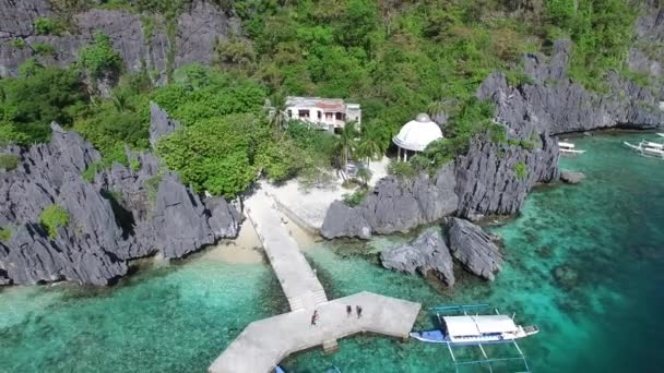 Drone кадри з Matinloc Shrine острів поблизу El Nido Філіппінах Палаван — стокове відео