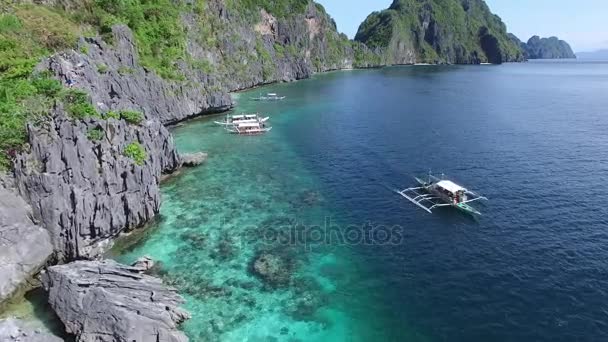 Drone felvételeket a Matinloc szentély sziget El Nido a Palawan Fülöp-szigetek — Stock videók