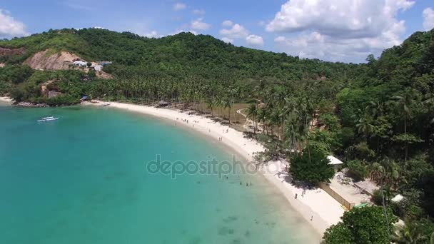 Drone felvételeket of Las Cabanas Beach közelében El Nido a Palawan Fülöp-szigetek — Stock videók