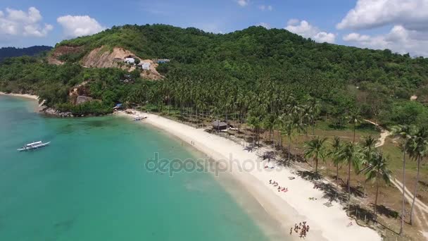 Drone felvételeket of Las Cabanas Beach közelében El Nido a Palawan Fülöp-szigetek — Stock videók