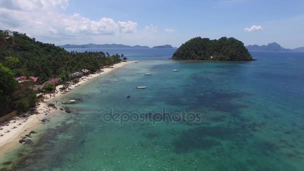 Drone felvételeket of Las Cabanas Beach közelében El Nido a Palawan Fülöp-szigetek — Stock videók
