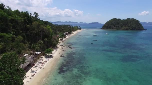 Drone felvételeket of Las Cabanas Beach közelében El Nido a Palawan Fülöp-szigetek — Stock videók