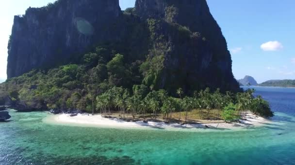 Drone filmato di Pinagbuyutan Island vicino El Nido nelle Filippine Palawan — Video Stock