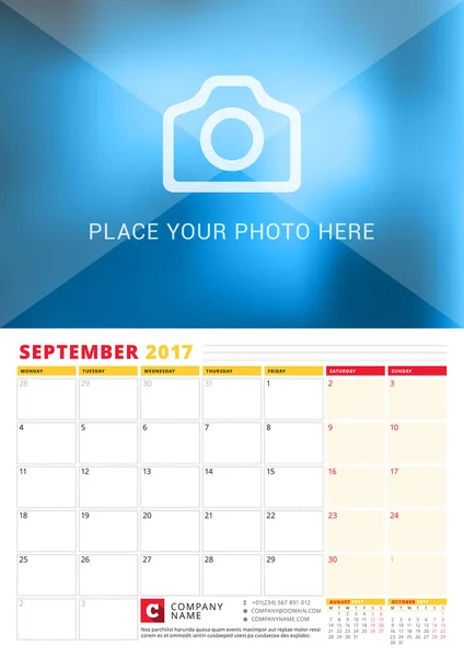 Septiembre de 2017. Planificador de calendario de pared para 2017 Año. Plantilla de impresión vectorial con lugar para la foto. La semana empieza el lunes. 3 meses en la página — Vector de stock
