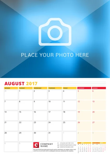 Agosto de 2017. Planificador de calendario de pared para 2017 Año. Plantilla de impresión vectorial con lugar para la foto. La semana empieza el lunes. 3 meses en la página — Vector de stock
