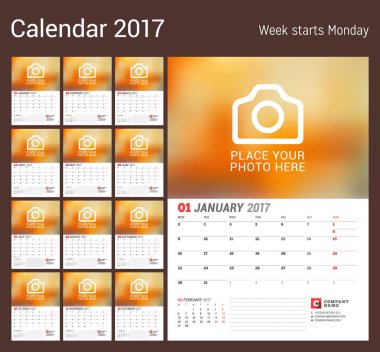 Duvar takvimi planlayıcısı 2017 yıl için. Vektör yazdırma şablonu fotoğraf için bir yer. Hafta başlıyor Pazartesi. 12 ay kümesi