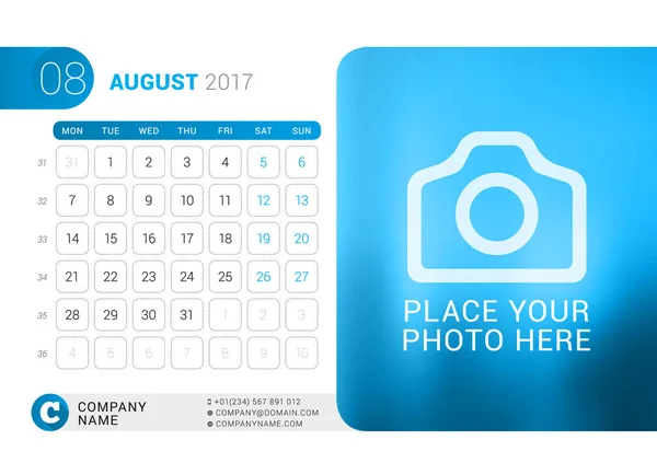 Calendário de Mesa para 2017 Ano. Agosto. Modelo de impressão de design vetorial com lugar para foto. A semana começa na segunda-feira. Grade de calendário com números de semana — Vetor de Stock