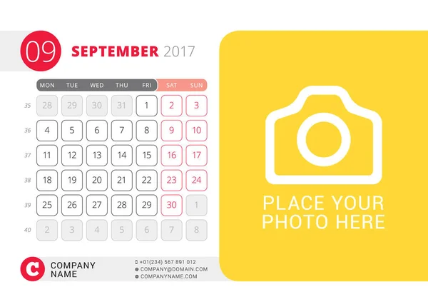Calendário de Mesa para 2017 Ano. Setembro. Modelo de impressão de design vetorial com lugar para foto. A semana começa na segunda-feira. Grade de calendário com números de semana — Vetor de Stock