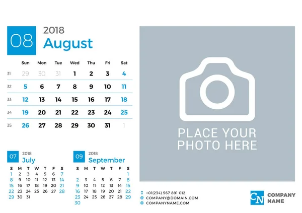 Calendario 2018 Año. Plantilla de impresión de diseño vectorial con lugar para foto y logotipo de la empresa. Agosto de 2018. La semana comienza el domingo. 3 meses en la página — Vector de stock