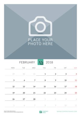 Şubat 2018. Duvar 2018 yıl için aylık takvim. Vektör tasarım yer için fotoğraf yazdırma şablonu. Hafta Pazartesi günü başlar. Dikey yazdırma yönü