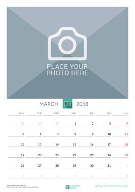 Mart 2018. Duvar 2018 yıl için aylık takvim. Vektör tasarım yer için fotoğraf yazdırma şablonu. Hafta Pazartesi günü başlar. Dikey yazdırma yönü