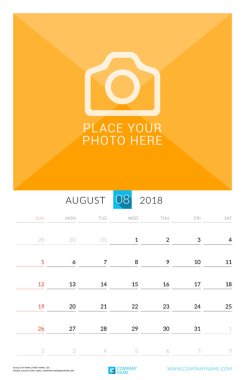 Ağustos 2018. Duvar 2018 yıl için aylık takvim. Vektör tasarım yer için fotoğraf yazdırma şablonu. Hafta Pazar günü başlar. Dikey yazdırma yönü