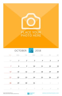 Ekim 2018. Duvar 2018 yıl için aylık takvim. Vektör tasarım yer için fotoğraf yazdırma şablonu. Hafta Pazar günü başlar. Dikey yazdırma yönü
