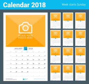 Duvar 2018 yıl için aylık takvim. Vektör tasarım yer için fotoğraf yazdırma şablonu. Hafta Pazar günü başlar. Dikey yazdırma yönü