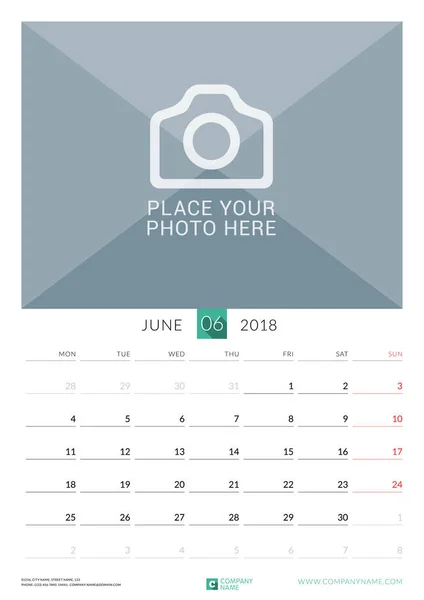 Junio de 2018. Muro Calendario mensual para 2018 Año. Plantilla de impresión de diseño vectorial con lugar para la foto. La semana comienza el lunes. Orientación al retrato — Vector de stock