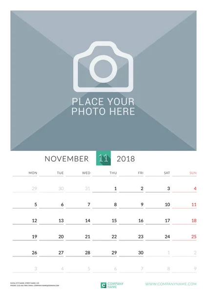 Νοεμβρίου 2018. Μηνιαίο ημερολόγιο τοίχου για το έτος 2018. Διάνυσμα πρότυπο εκτύπωσης σχεδίασης με θέση για φωτογραφία. Εβδομάδα ξεκινά τη Δευτέρα. Κατακόρυφο προσανατολισμό — Διανυσματικό Αρχείο