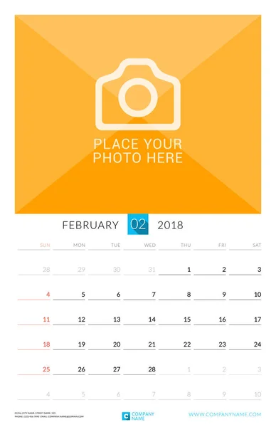 Février 2018. Calendrier mensuel mural pour 2018 Année. Modèle d'impression vectoriel avec place pour la photo. La semaine commence le dimanche. Orientation Portrait — Image vectorielle