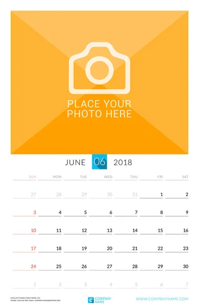 Junio de 2018. Muro Calendario mensual para 2018 Año. Plantilla de impresión de diseño vectorial con lugar para la foto. La semana comienza el domingo. Orientación al retrato — Vector de stock