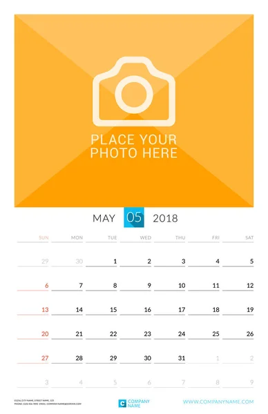 Mayo de 2018. Muro Calendario mensual para 2018 Año. Plantilla de impresión de diseño vectorial con lugar para la foto. La semana comienza el domingo. Orientación al retrato — Vector de stock