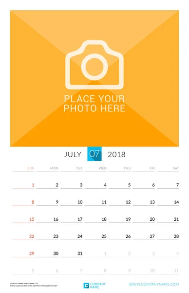 Julio de 2018. Muro Calendario mensual para 2018 Año. Plantilla de impresión de diseño vectorial con lugar para la foto. La semana comienza el domingo. Orientación al retrato — Vector de stock