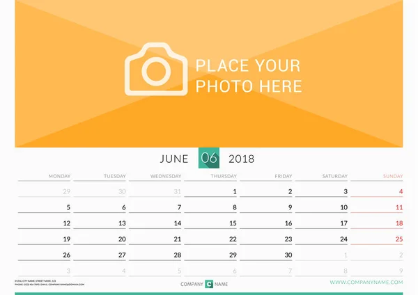2018 年 6 月。壁 2018 年度月間カレンダー。写真のための場所を持つベクター デザイン印刷テンプレート。週月曜日に開始します。横向き — ストックベクタ