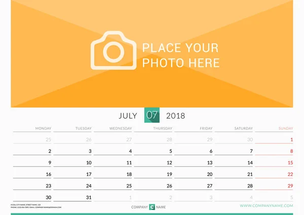 Juillet 2018. Calendrier mensuel mural pour 2018 Année. Modèle d'impression vectoriel avec place pour la photo. La semaine commence lundi. Orientation paysage — Image vectorielle