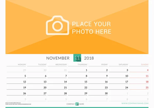 Novembro de 2018. Calendário mensal de parede para 2018 Ano. Modelo de impressão de design vetorial com lugar para foto. A semana começa na segunda-feira. Orientação da paisagem —  Vetores de Stock