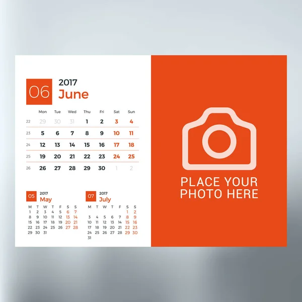 Modèle de planificateur de calendrier pour juin 2017. La semaine commence lundi. Modèle vectoriel d'impression de conception isolé sur fond flou — Image vectorielle