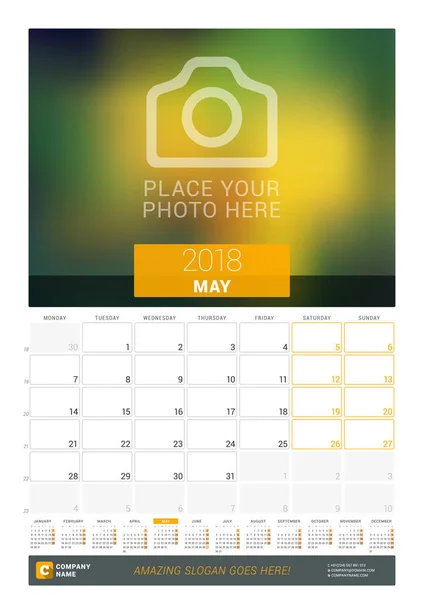 Maja 2018 r. Miesięczny Kalendarz ścienny na rok 2018. Wektor wydruku szablonu projektu z miejscem na zdjęcie i rok kalendarzowy. Sarts tydzień w poniedziałek — Wektor stockowy