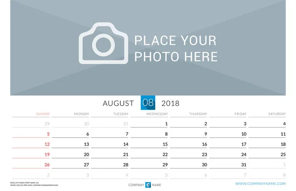 Agosto de 2018. Muro Calendario mensual para 2018 Año. Plantilla de impresión de diseño vectorial con lugar para la foto. La semana comienza el domingo. Orientación al paisaje — Vector de stock