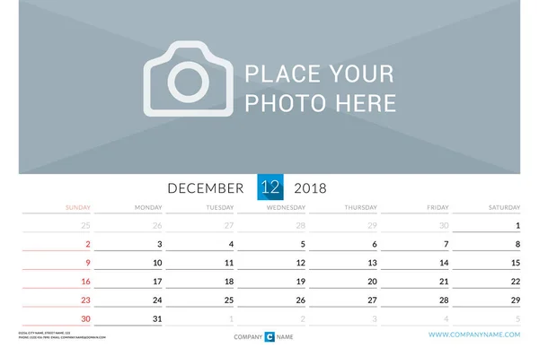 Diciembre de 2018. Muro Calendario mensual para 2018 Año. Plantilla de impresión de diseño vectorial con lugar para la foto. La semana comienza el domingo. Orientación al paisaje — Vector de stock