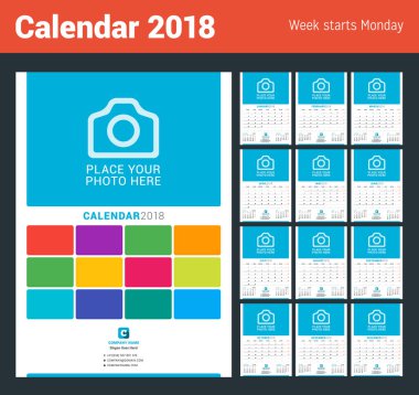 Duvar 2018 yıl için aylık takvim. Vektör tasarım yer için fotoğraf yazdırma şablonu. Hafta Pazartesi günü başlar. Sayfa 3 ay