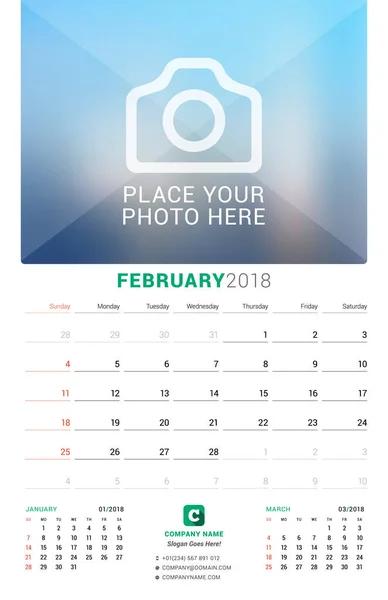 Février 2018. Calendrier mensuel mural pour 2018 Année. Modèle d'impression vectoriel avec place pour la photo. La semaine commence le dimanche. 3 mois sur la page — Image vectorielle