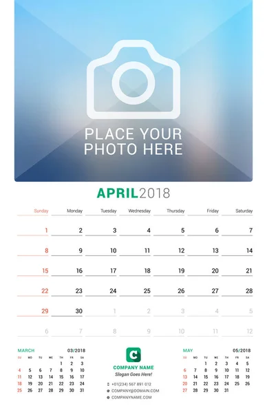 April 2018. Månatliga väggkalender för 2018 år. Vektor Design utskriftsmall med plats för foto. Veckan börjar på söndag. 3 månader på sidan — Stock vektor
