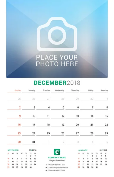 Grudnia 2018 r. Miesięczny Kalendarz ścienny na rok 2018. Wektor wzór wydruku szablonu z miejscem na zdjęcie. Tydzień rozpoczyna się w niedzielę. 3 miesięcy na stronie — Wektor stockowy