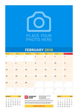 Vektör aylık takvim planlayıcısı şablonu 2018 yıl. Şubat. Vektör tasarım yer için fotoğraf yazdırma şablonu. Hafta Pazartesi günü başlar. Sayfa 3 ay. İleti örneği tasarım